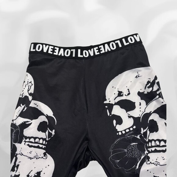 💀 Gothic Skull Print Black & White Leggings 🖤 - Picture 1 of 4